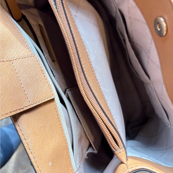 Michael Kors Brown Shoulder Bag with Gold-Tone Hardware. Medium size - Picture 10 of 15